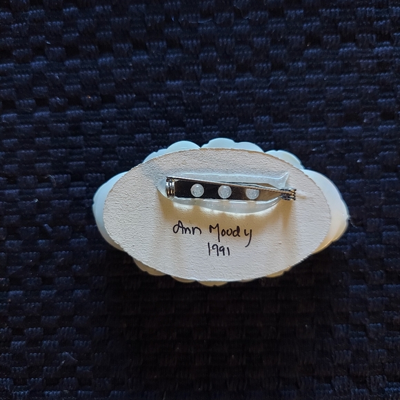 Muscatine Pearl buttons pin - Picture 2 of 3